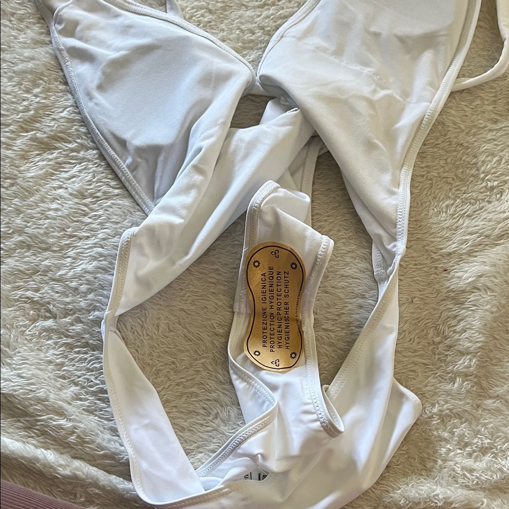 Elegant White One-Piece Swimsuit - Picture 5 of 5